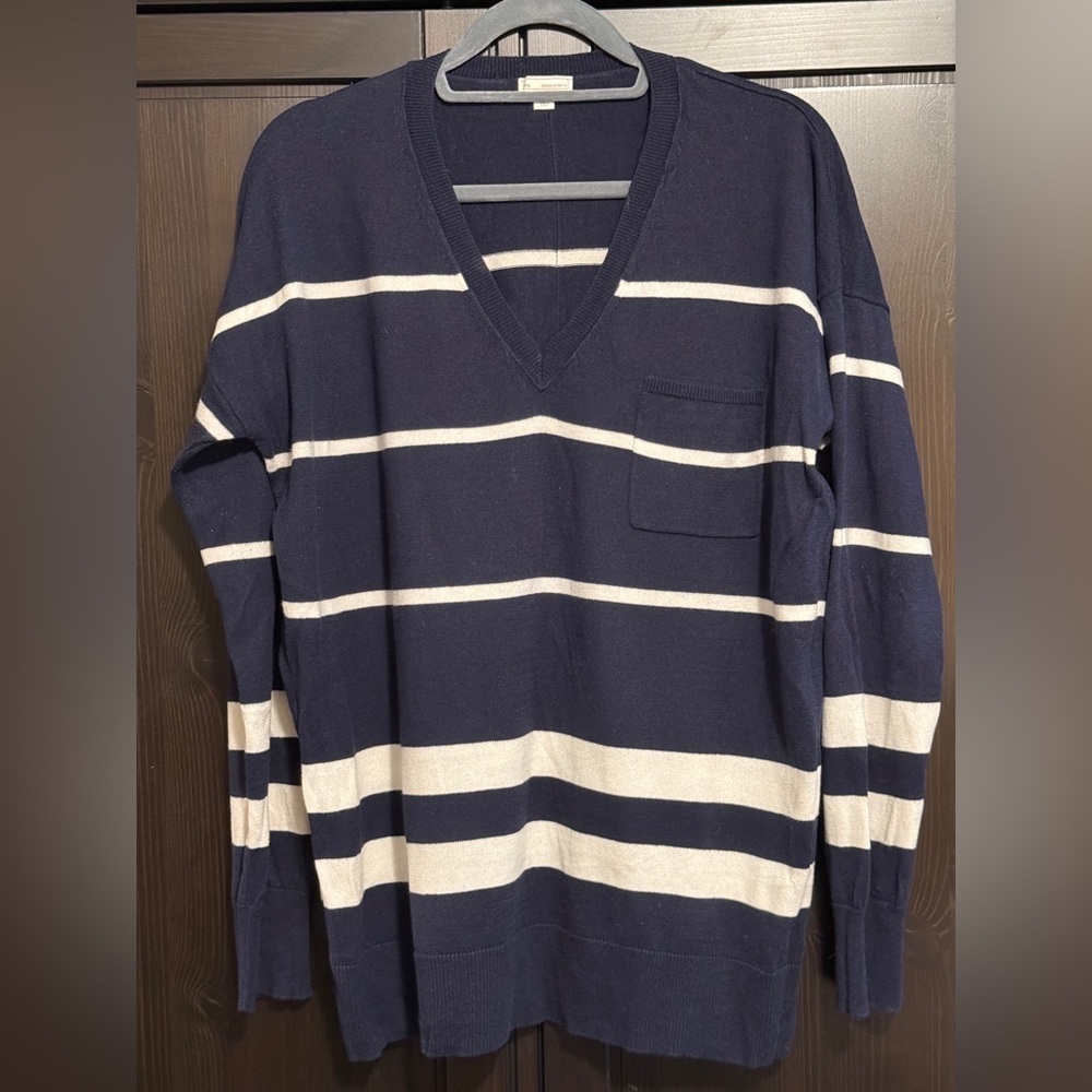Gap size L V-Neck sweater, navy/cream stripe. GUC